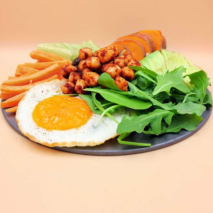 budda-bowl-z-jajkiem