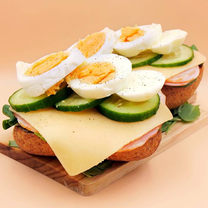 bulka-z-serem-wedlina-i-jajkiem