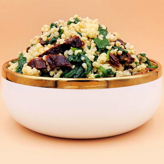 kasza-jaglana-ze-szpinakiem-i-suszonymi-pomidorami